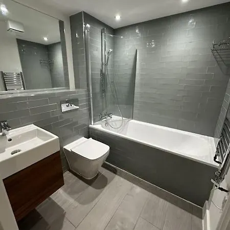 Luxurious 1-bedroom With Parking Apartment